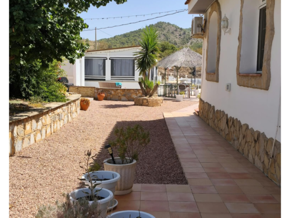 4-bedroom Country House In Mon&oacute;var, Spain