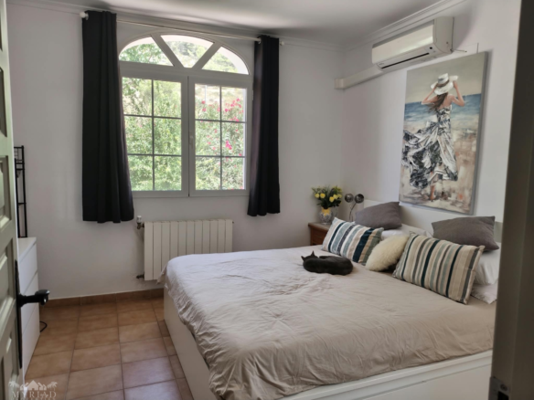 4-bedroom Country House In Mon&oacute;var, Spain