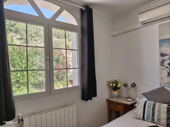 4-bedroom Country House In Mon&oacute;var, Spain