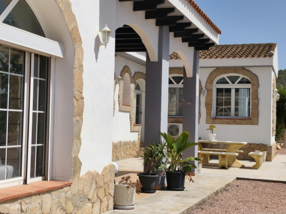 4-bedroom Country House In Mon&oacute;var, Spain