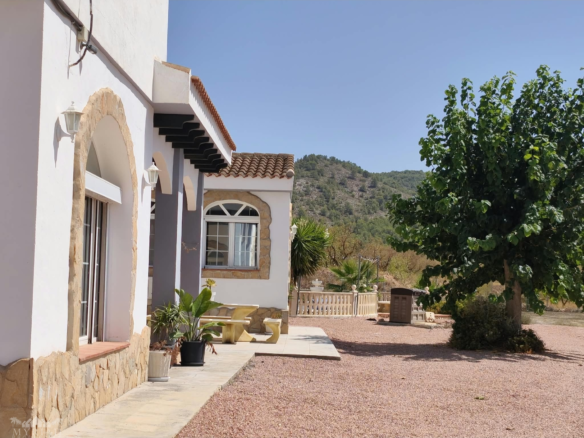 4-bedroom Country House In Mon&oacute;var, Spain