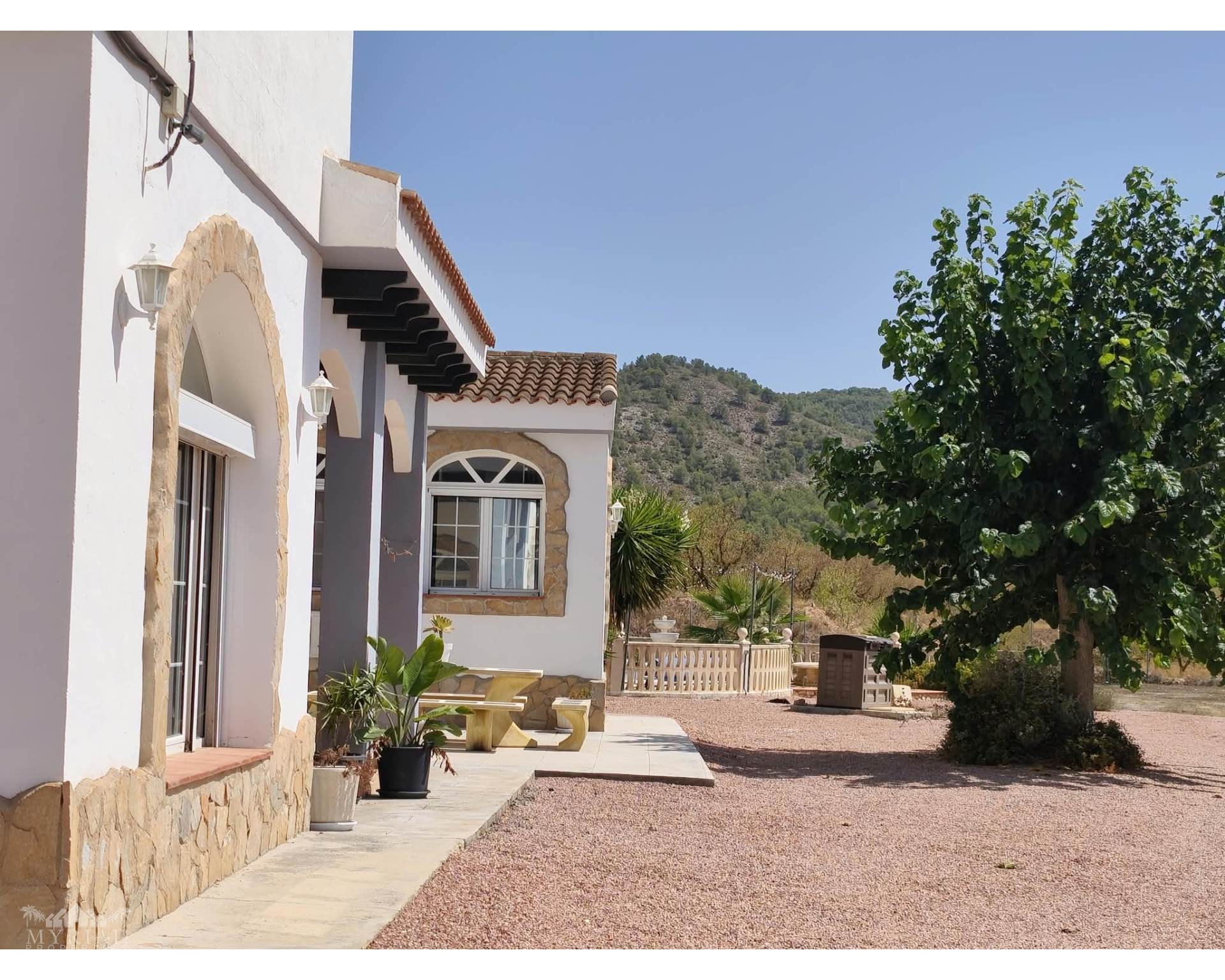 4-bedroom Country House In Mon&oacute;var, Spain