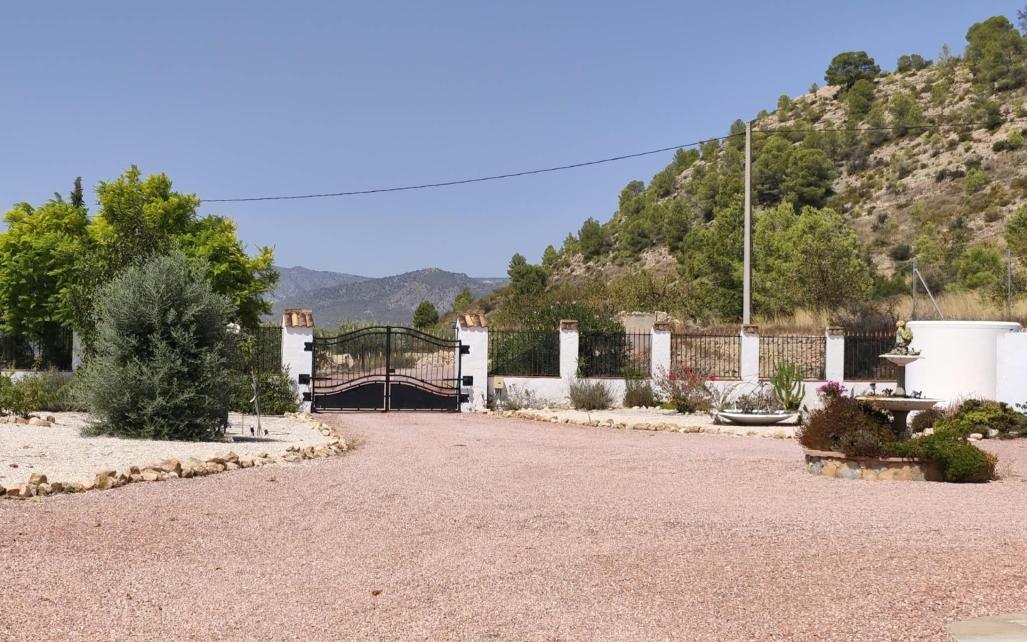 4-bedroom Country House In Mon&oacute;var, Spain