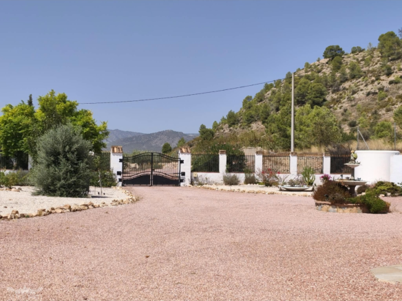 4-bedroom Country House In Mon&oacute;var, Spain
