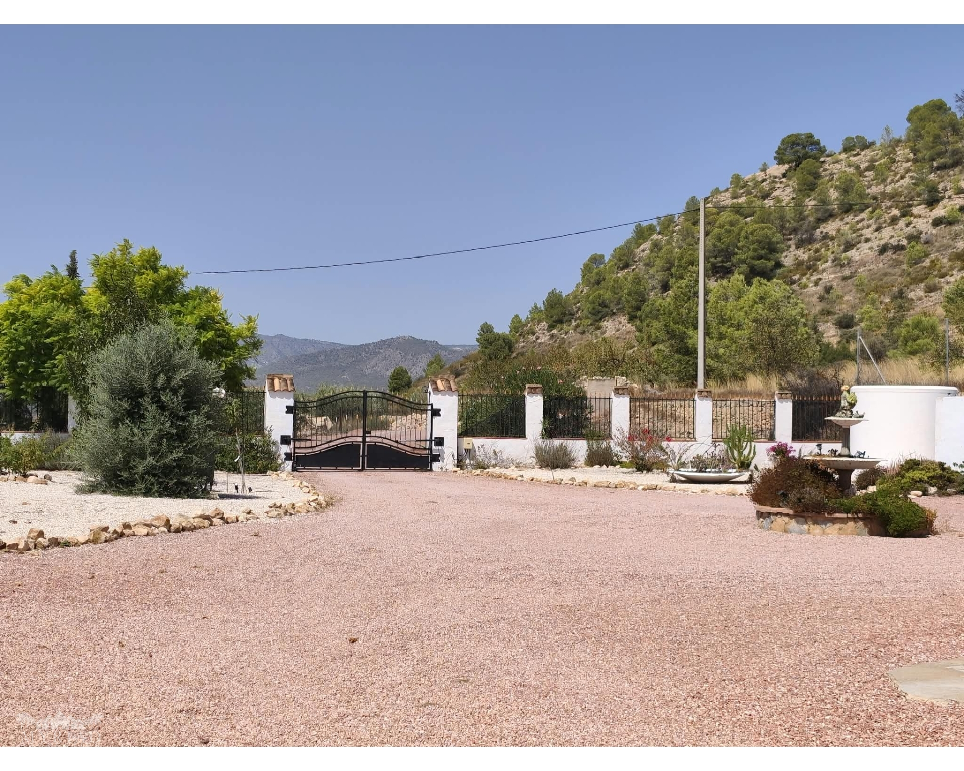4-bedroom Country House In Mon&oacute;var, Spain