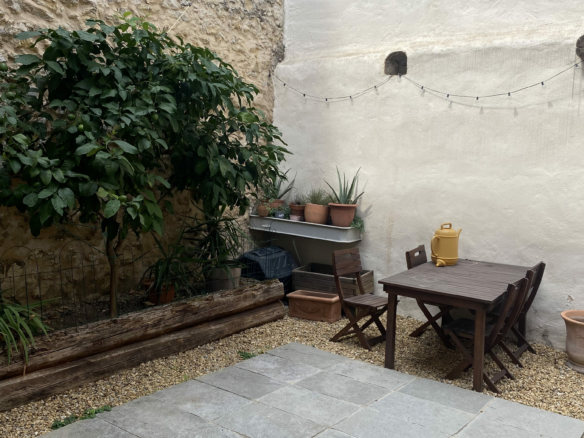 3-bedroom House In Saint Genies De Fontedit, France (100 M²)