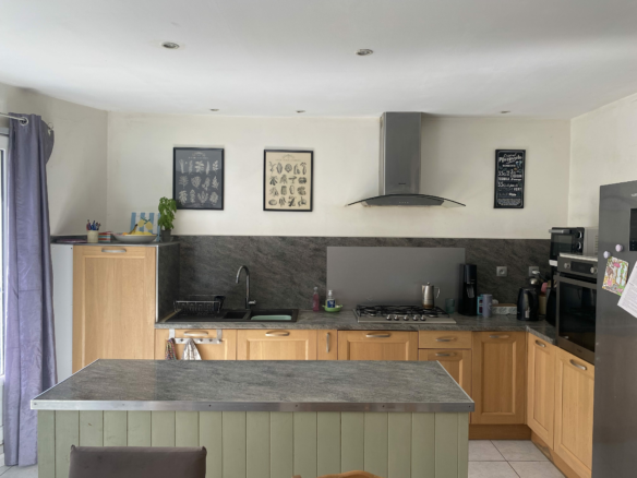 3-bedroom House In Saint Genies De Fontedit, France (100 M²)