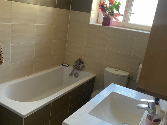 3-bedroom House In Saint Genies De Fontedit, France (100 M²)