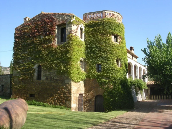 11-bedroom Countryhouse In Castell D’aro, Spain (1.141 M²)