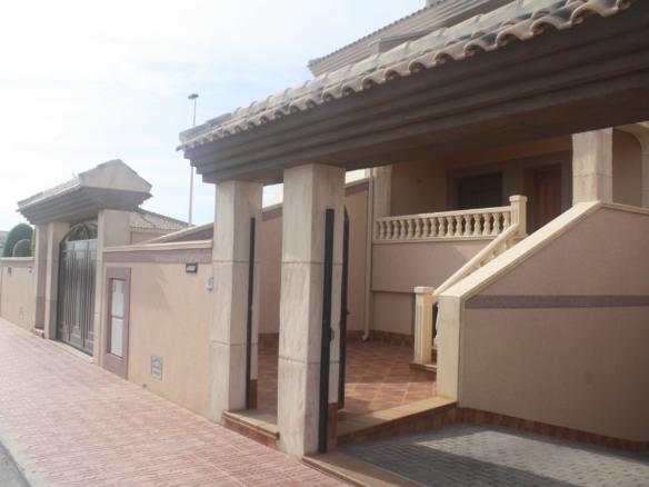 2-bedroom Terraced House In Torrevieja, Spain (225 M²)