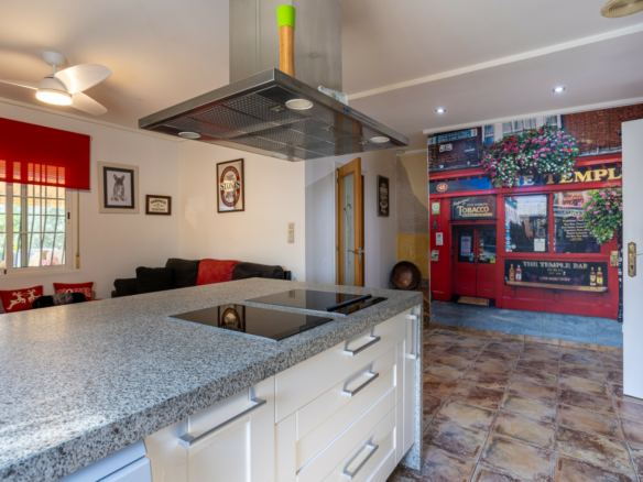 5-bedroom Detached Villa In Elche, Spain (199 M²)