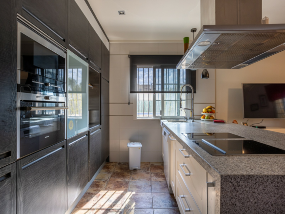 5-bedroom Detached Villa In Elche, Spain (199 M²)