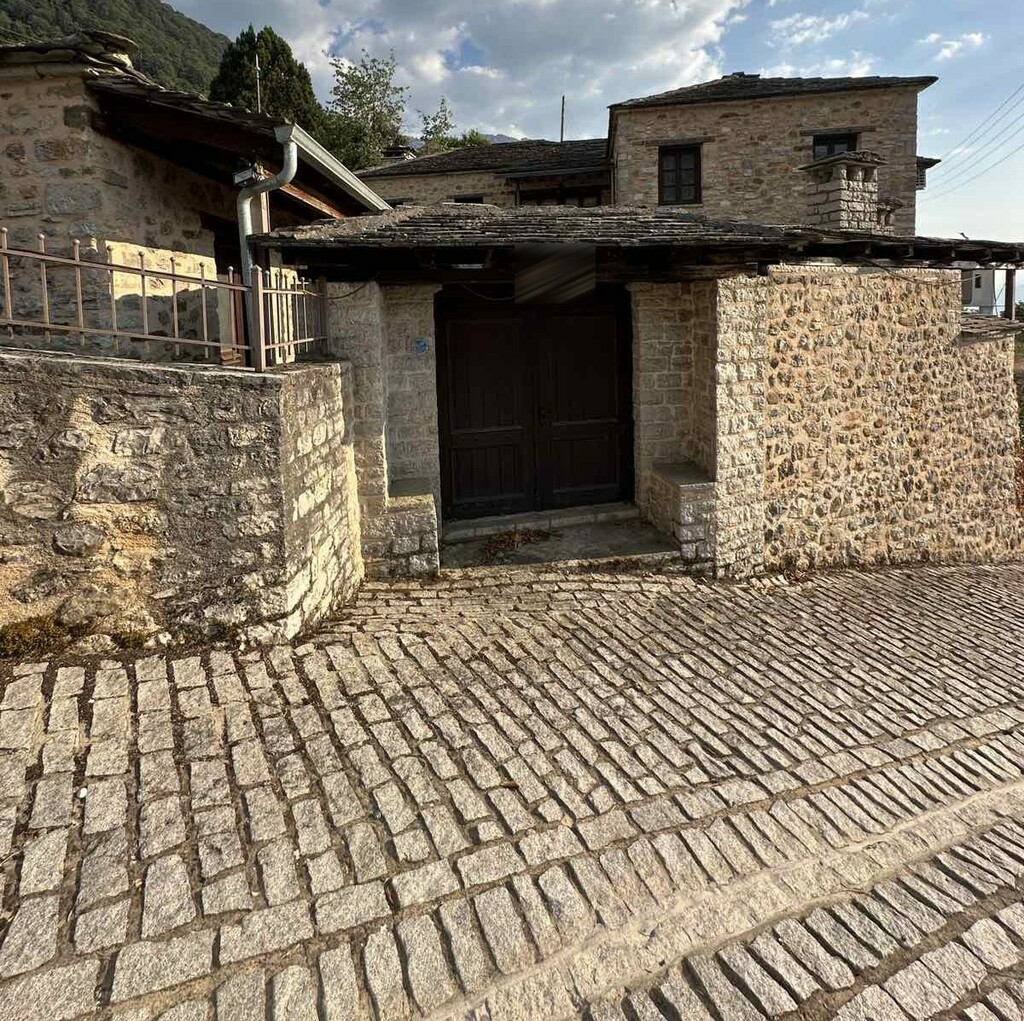 Hotel In Konitsa, Greece (310 M²)
