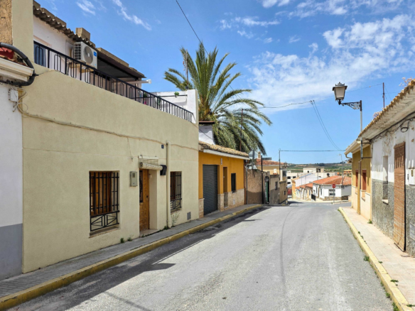 3-bedroom Townhouse In Pinoso, Spain (128 M²)