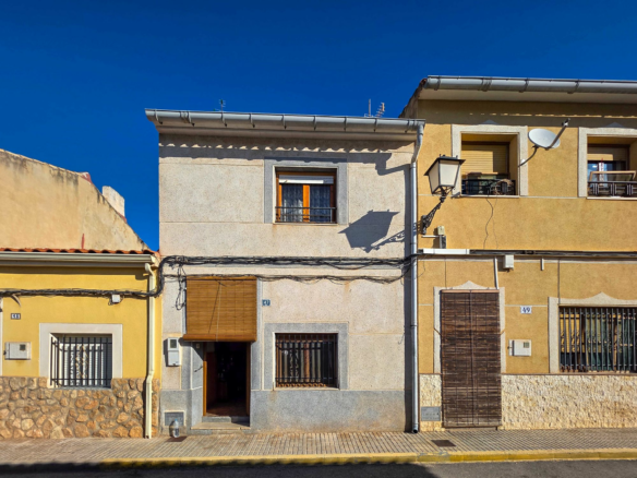 3-bedroom Townhouse In Pinoso, Spain (129 M²)