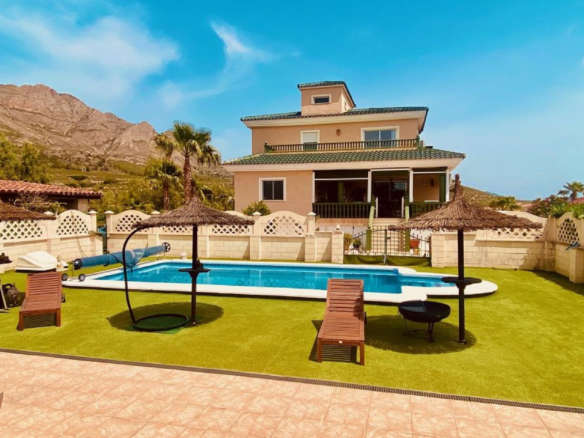 4-bedroom Detached Villa In Macisvenda, Spain (305 M²)