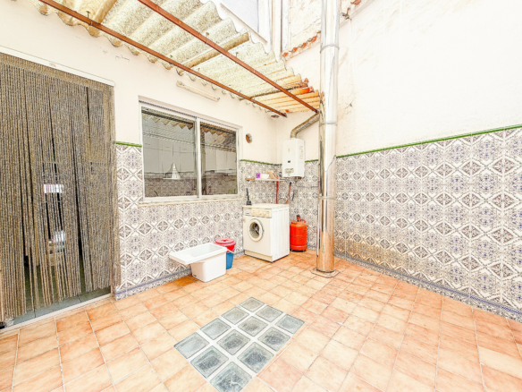 4-bedroom Townhouse In Yecla, Spain (200 M²)