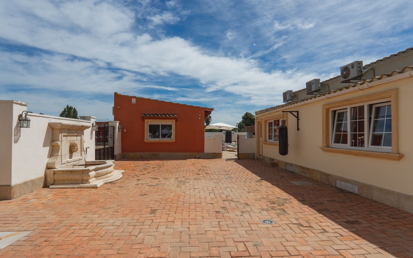 6-bedroom Detached Villa In Heredades, Spain (299 M²)