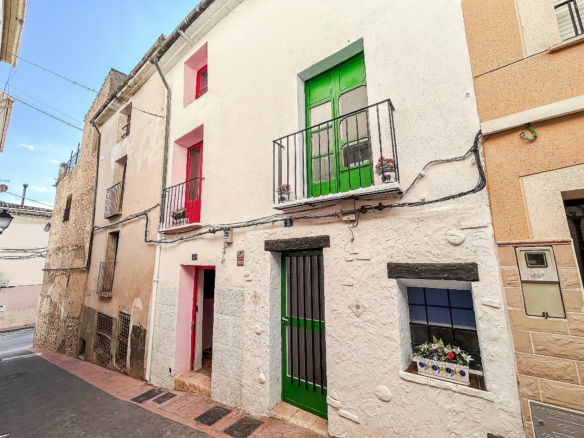 4-bedroom Townhouse In Onil, Spain (160 M²)