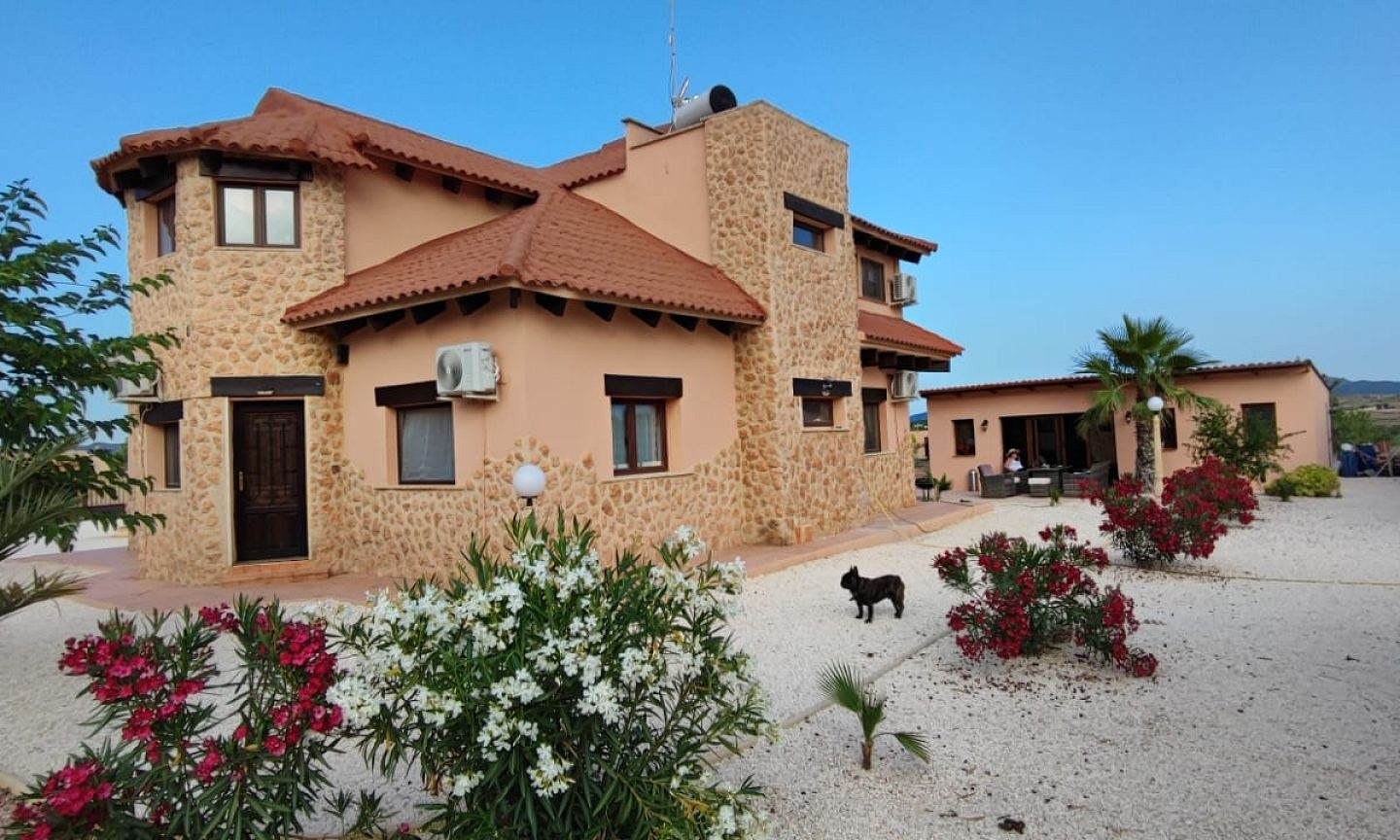 5-bedroom Detached Villa In Pinoso, Spain (300 M²)