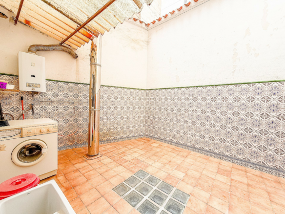 4-bedroom Townhouse In Yecla, Spain (200 M²)