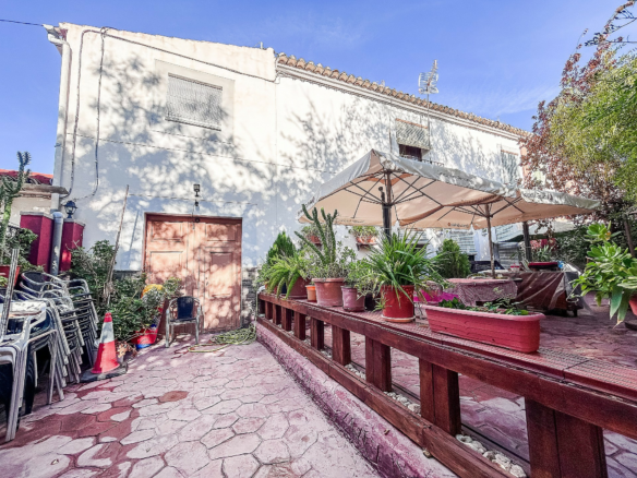 9-bedroom Semi In Sax, Spain (278 M²)