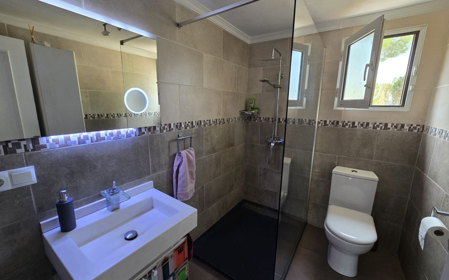 5-bedroom Detached Villa In Sax, Spain (203 M²)