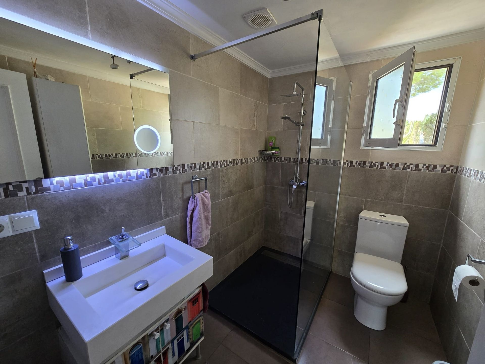5-bedroom Detached Villa In Sax, Spain (203 M²)