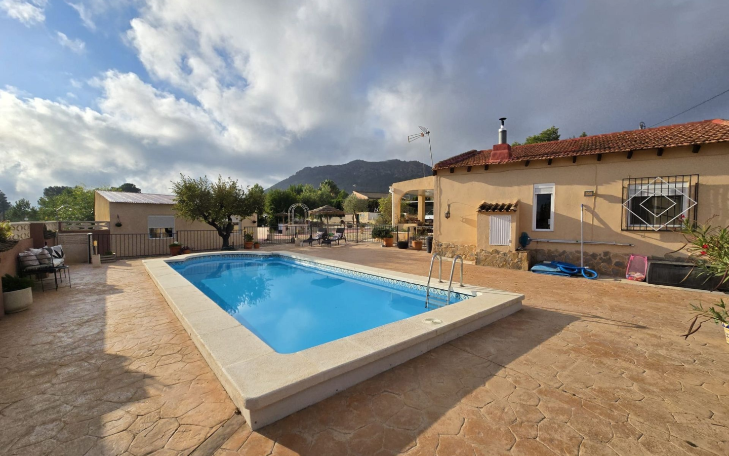5-bedroom Detached Villa In Sax, Spain (203 M²)
