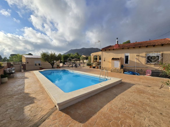 5-bedroom Detached Villa In Sax, Spain (203 M²)