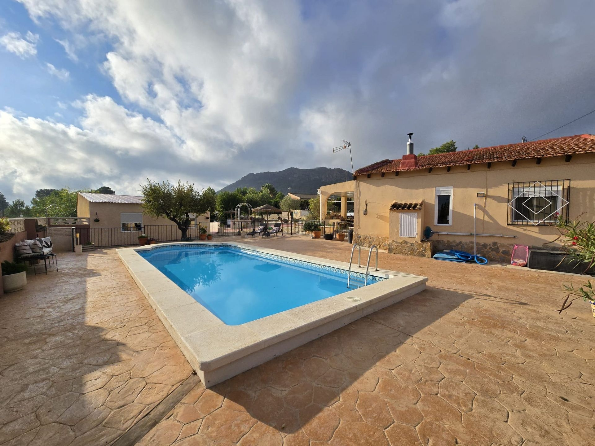 5-bedroom Detached Villa In Sax, Spain (203 M²)