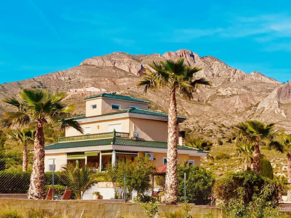 4-bedroom Detached Villa In Macisvenda, Spain (305 M²)