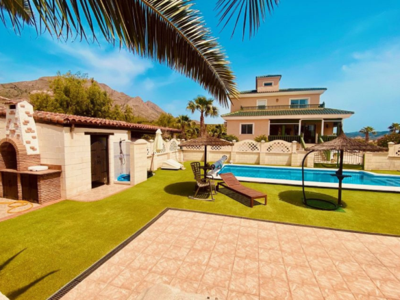 4-bedroom Detached Villa In Macisvenda, Spain (305 M²)
