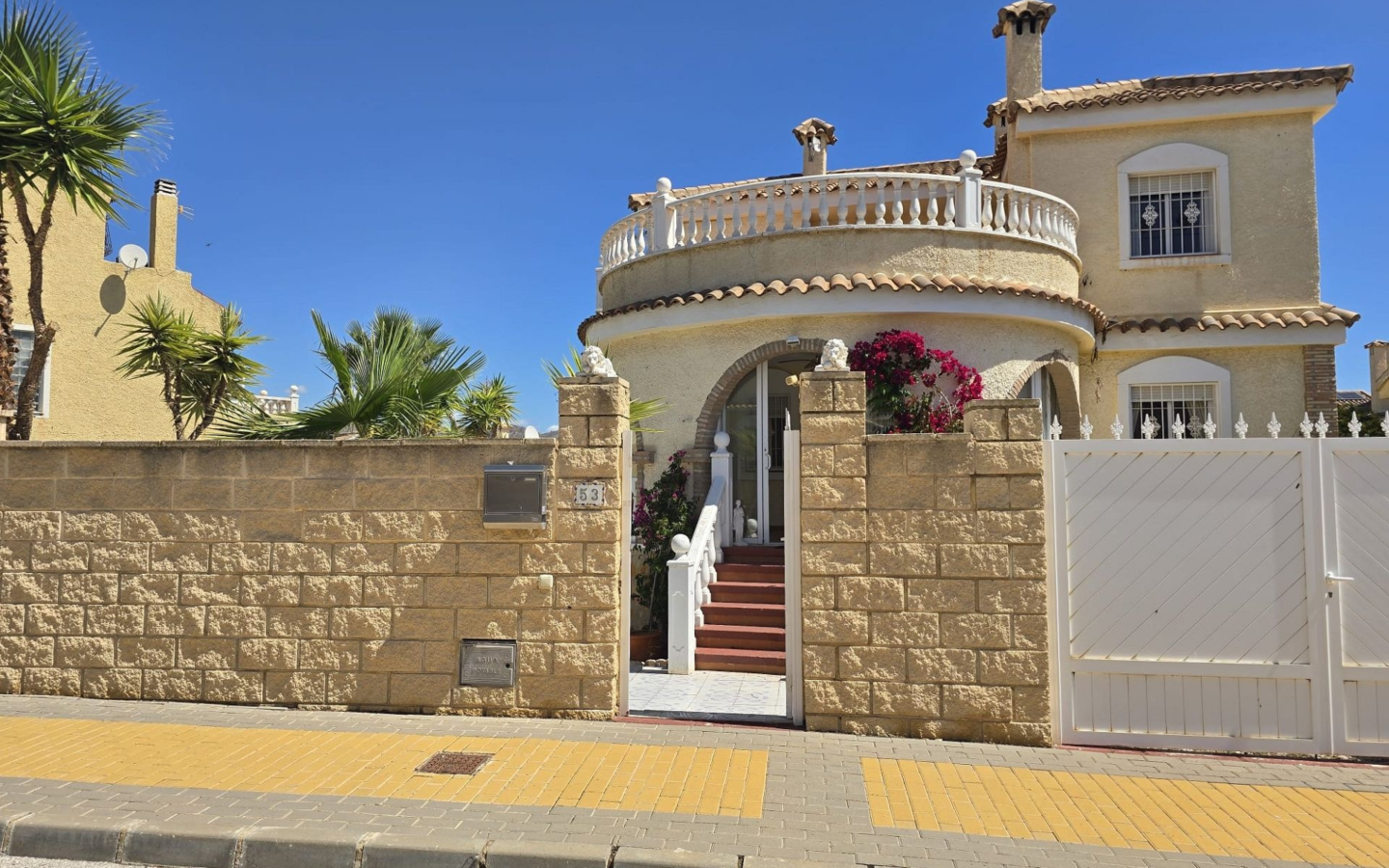 5-bedroom Detached Villa In Monforte Del Cid, Spain (205 M²)