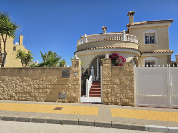 5-bedroom Detached Villa In Monforte Del Cid, Spain (205 M²)