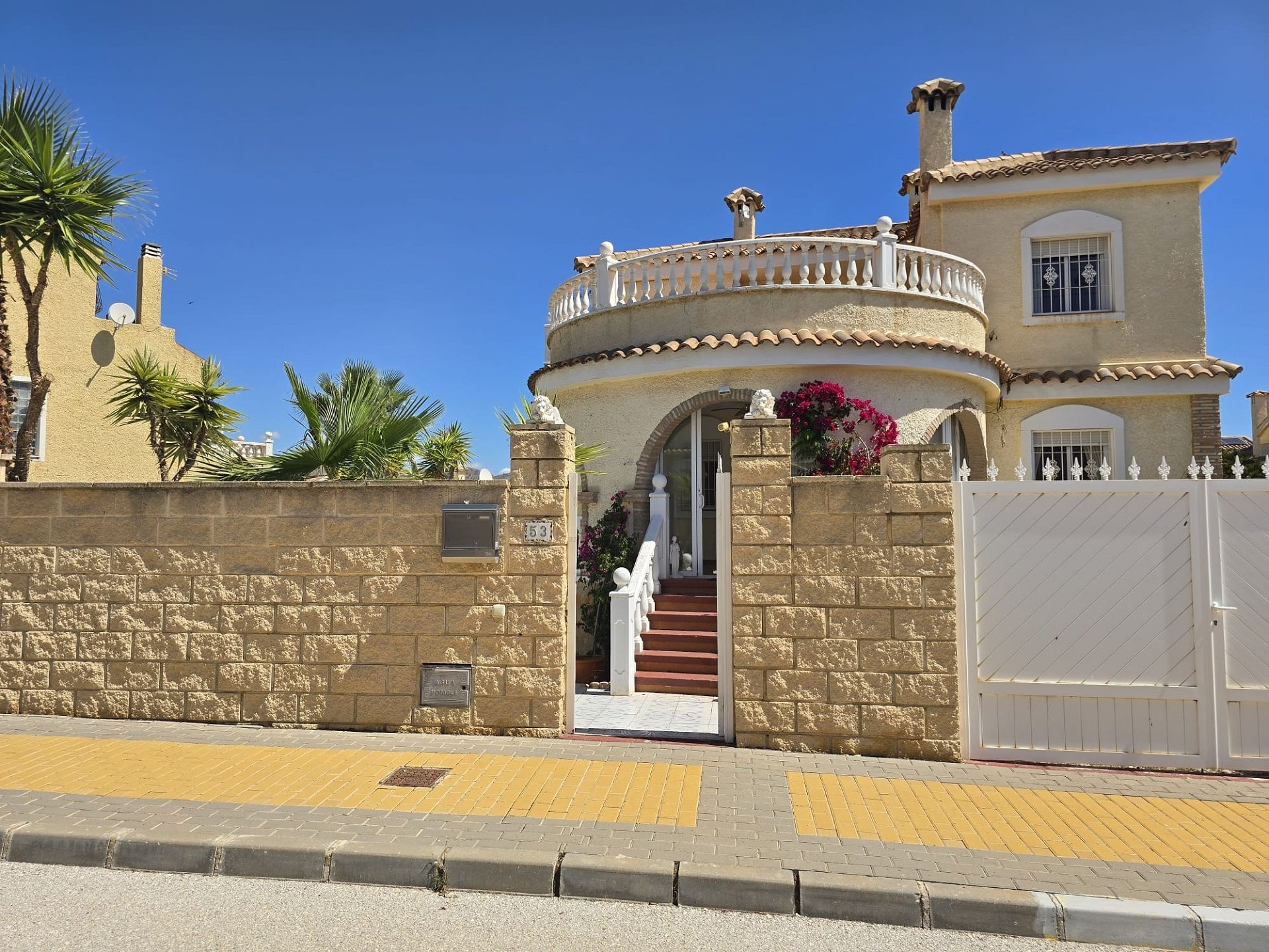 5-bedroom Detached Villa In Monforte Del Cid, Spain (205 M²)