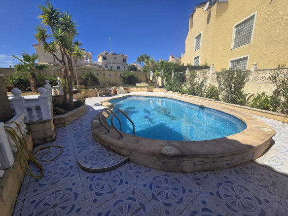 5-bedroom Detached Villa In Monforte Del Cid, Spain (205 M²)