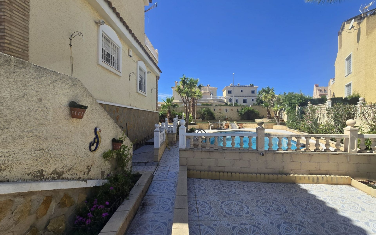 5-bedroom Detached Villa In Monforte Del Cid, Spain (205 M²)