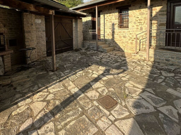 Hotel In Konitsa, Greece (310 M²)