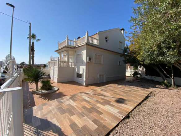 4-bedroom Villa In Torrevieja, Spain (600 M² Plot)