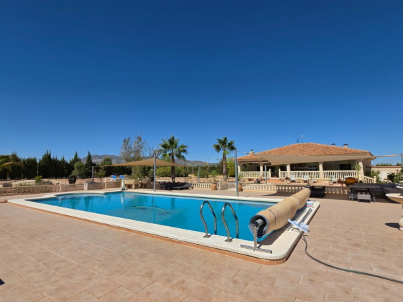4-bedroom Villa In Pinoso, Spain (405 M²)