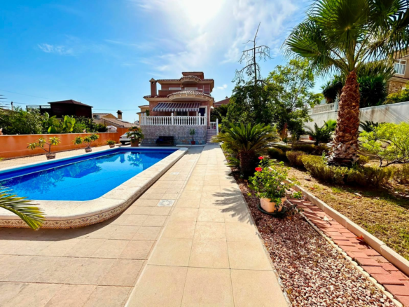 2-bedroom Villa In Torrevieja, Spain (200 M²)