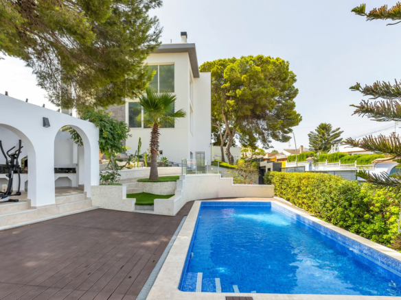 6-bedroom Villa In Torrevieja, Spain (257 M²)