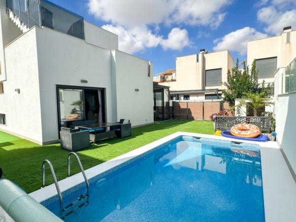 5-bedroom Villa In Torrevieja, Spain (250 M²)