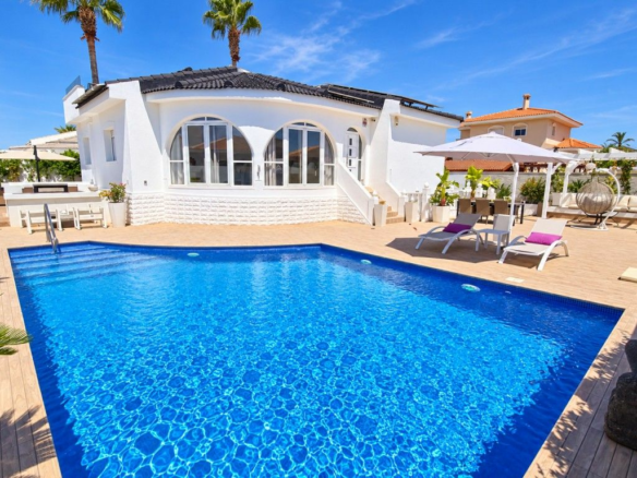 3-bedroom Villa In Almoradi, Spain (165 M²)