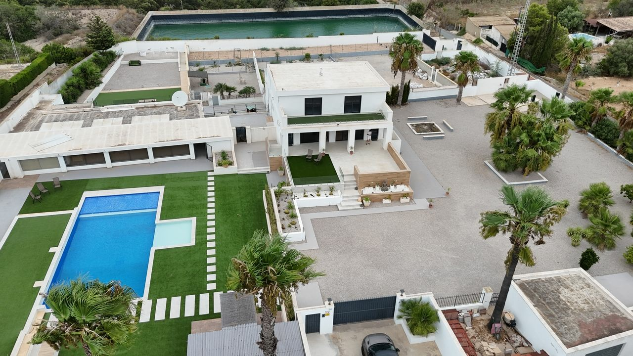 8-bedroom Villa In Los Montesinos, Spain (377 M²)