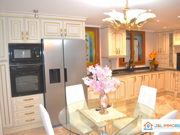 3-bedroom Apartment In Alicante, Spain (167 M²)