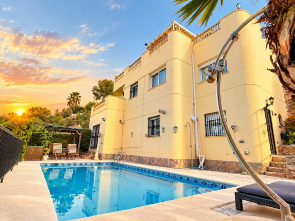 5-bedroom Villa In Orihuela Costa, Spain (214 M²)