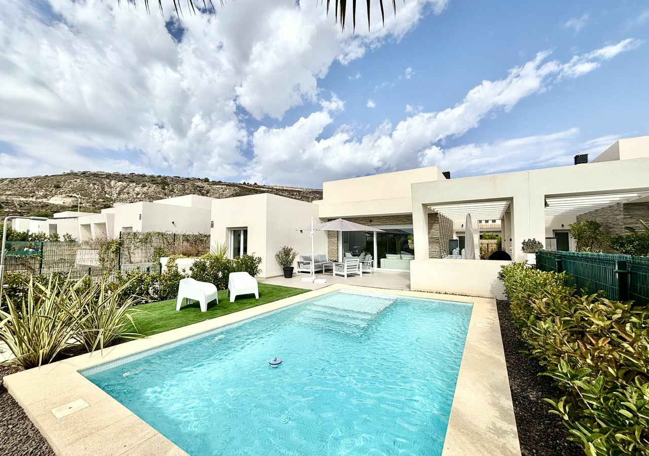 4-bedroom Villa In Algorfa, Spain (133 M²)