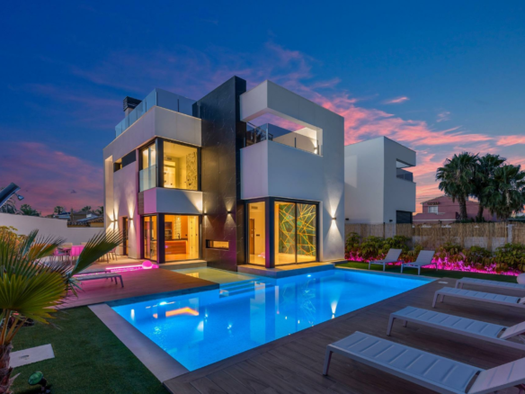 3-bedroom Villa In Torrevieja, Spain (126 M²)